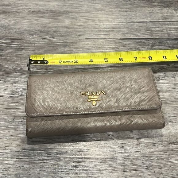Authenticated Prada Beige Saffiano Lux Wallet ($1,100) 🌟professionally cleaned 🌟 - Picture 3 of 17